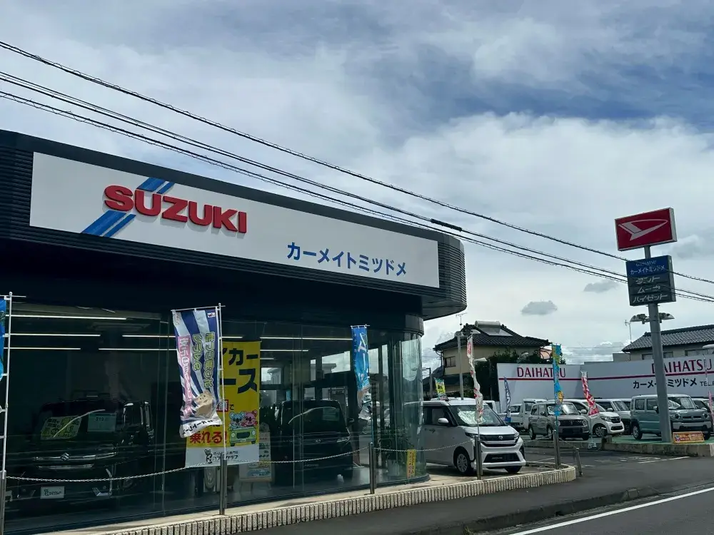 自動車販売店で洗車スタッフ