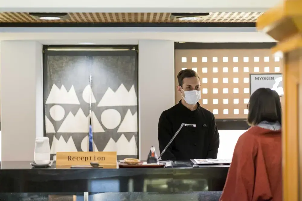 フロントスタッフ