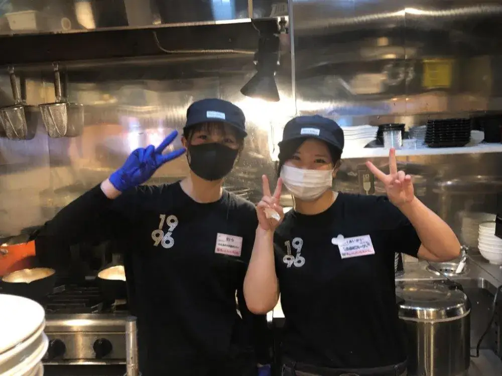 焼肉店の配膳スタッフ