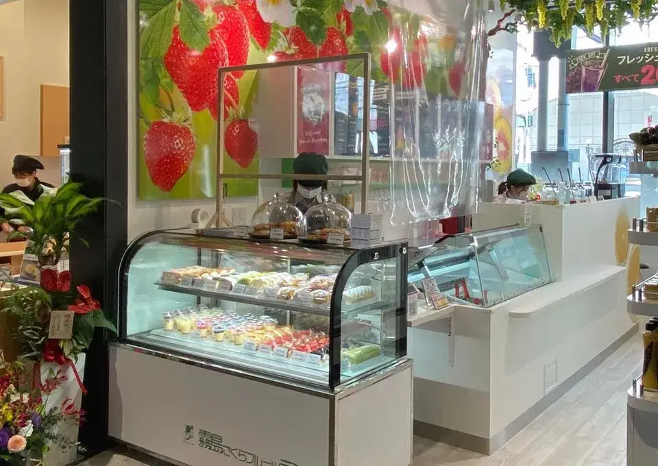 フルーツスムージーのショップ店員