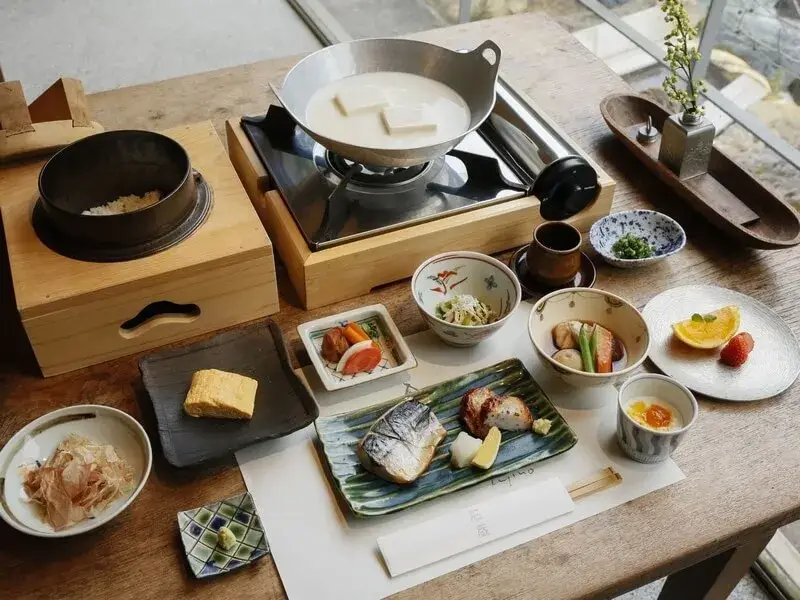 朝食配膳スタッフ