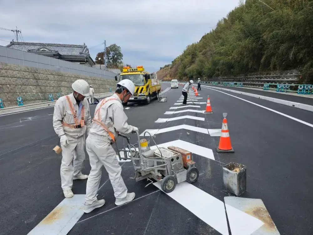 区画線工事作業員