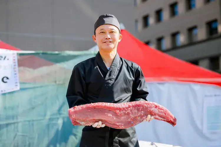 マグロ解体ショーアシスタント