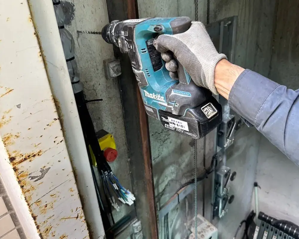 エレベーターのメンテナンス作業員