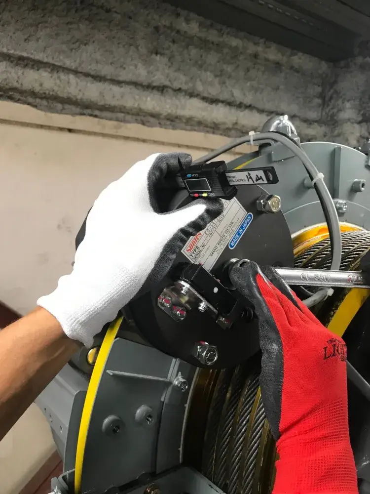 エレベーターの修繕や部品交換スタッフ