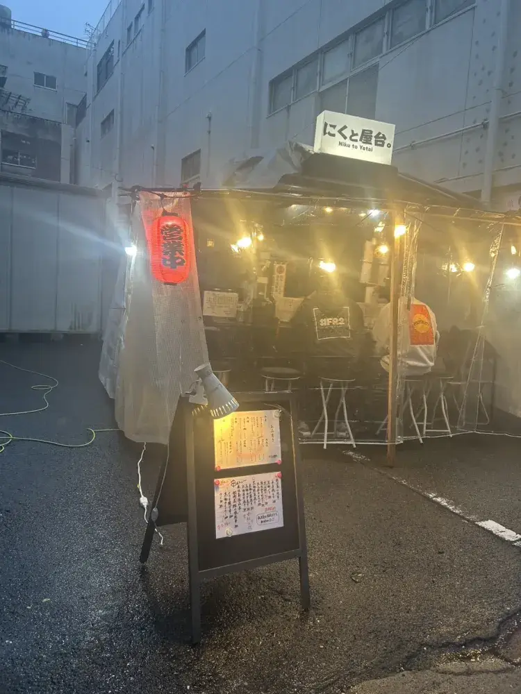 屋台のドリンク提供と調理補助