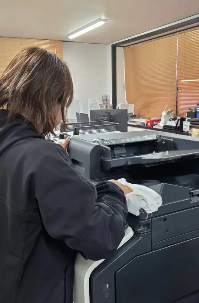 複合機の清掃・拭き上げ
