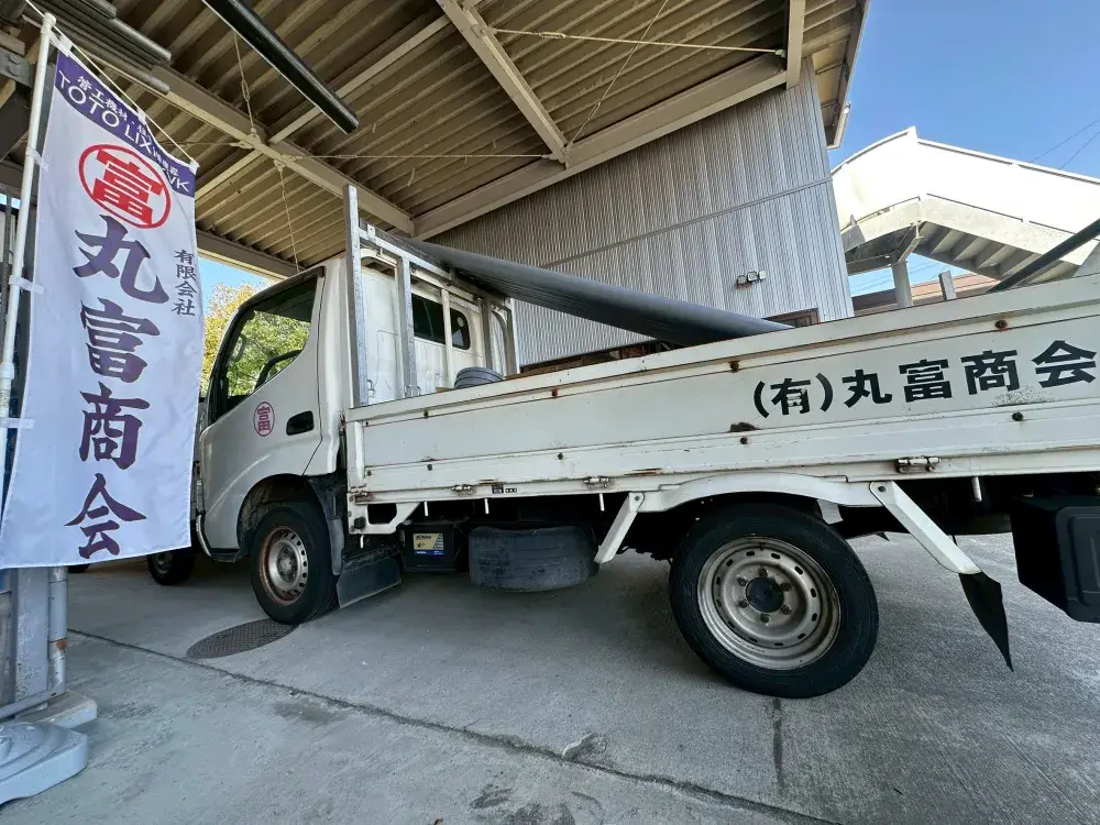 パイプや蛇口の配達ドライバー