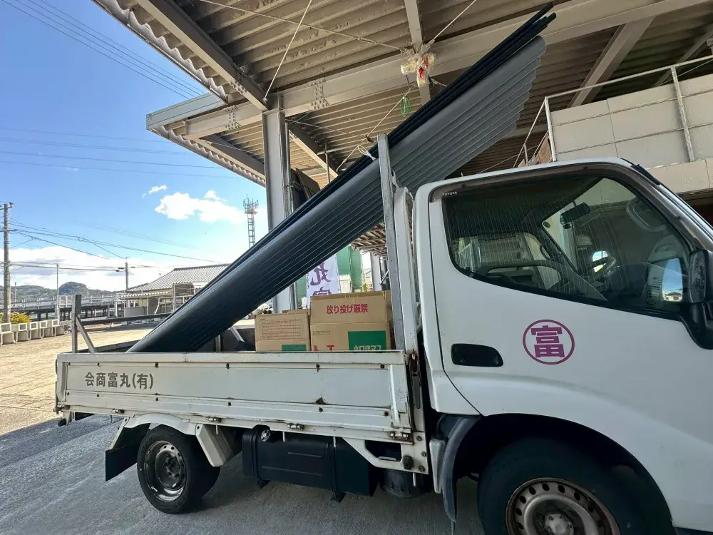 建築現場への水道資材配送スタッフ