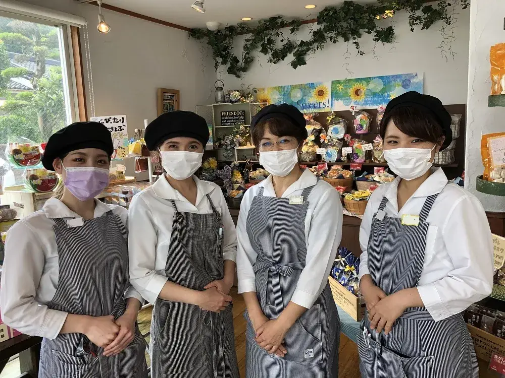 ケーキ店の販売員