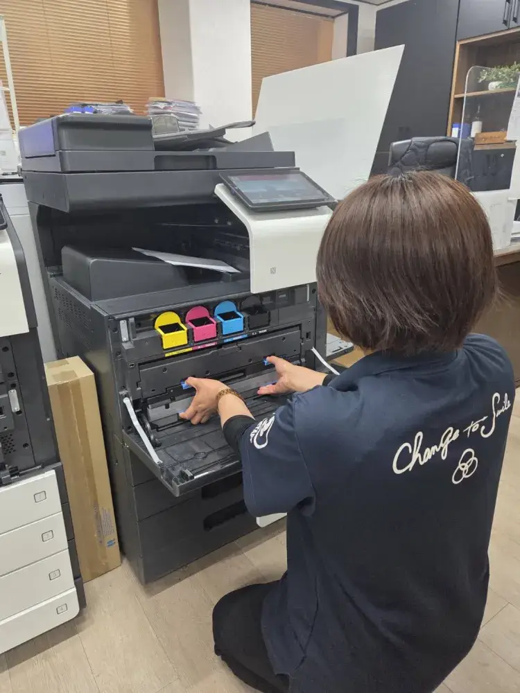コピー機のメンテナンススタッフ