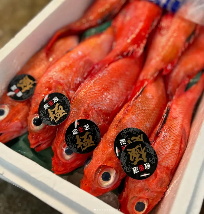 市場で魚の販売
