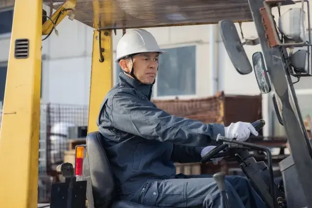 魚市場内での荷役作業員