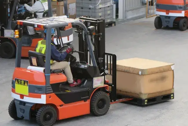 日払いOK お菓子などのフォークリフトでの荷下ろし及び格納作業
