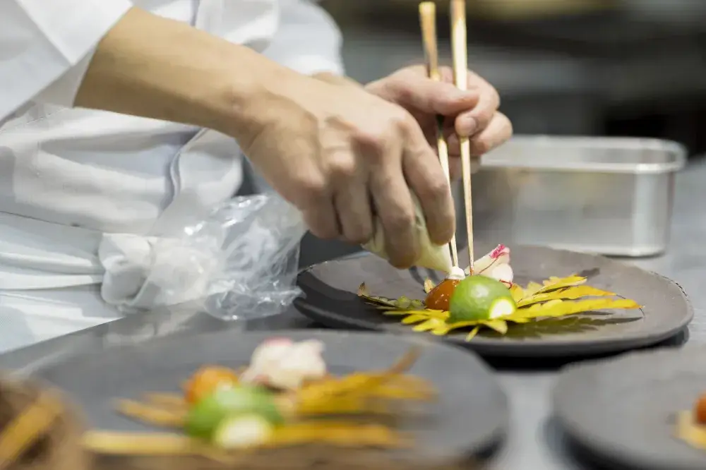 老舗温泉旅館での調理(経験者採用 スキル転職 寮完備)