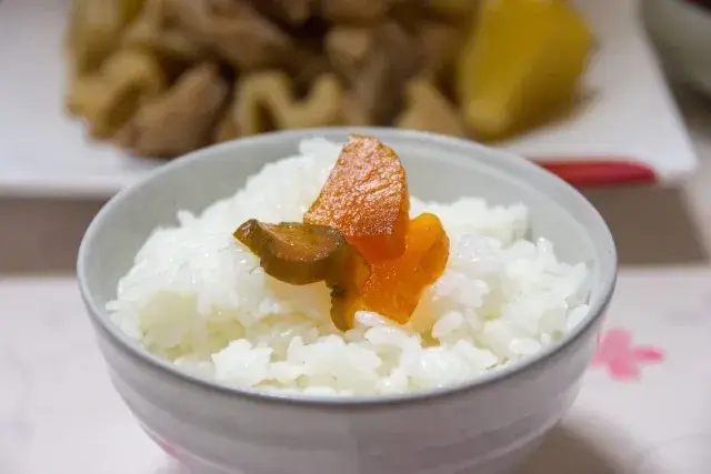 倉庫内での輸入米の仕分け