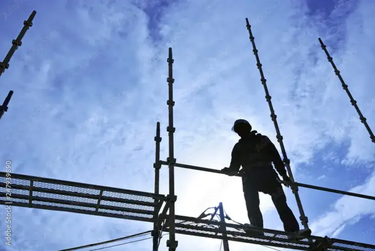 鉄骨組立工事の作業員