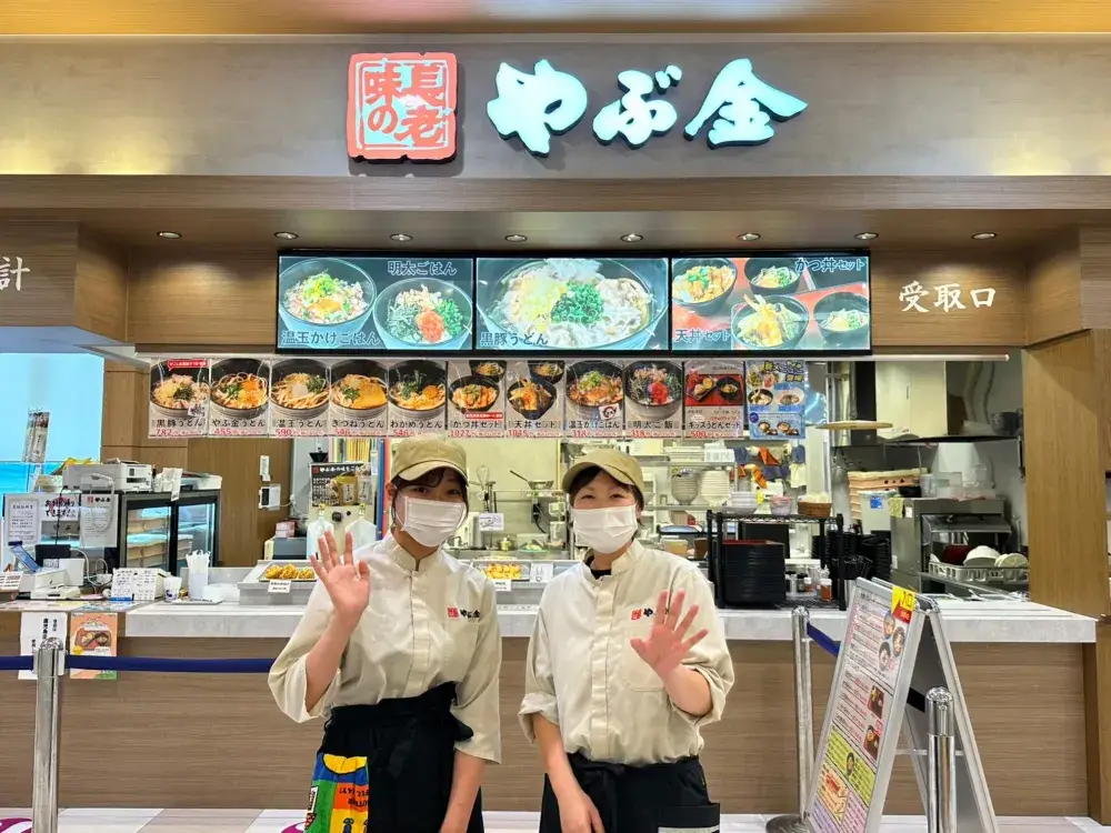 フードコートうどん店のスタッフ