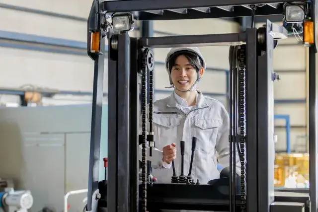 日払いOK お菓子などのフォークリフトでの荷下ろし及び格納作業