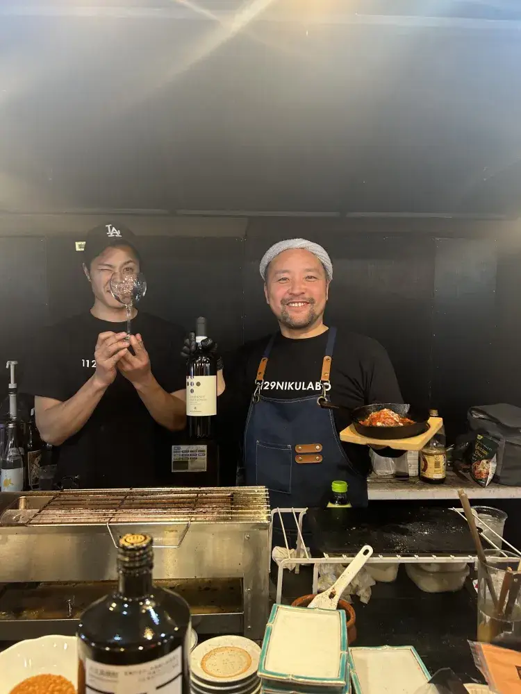 屋台のドリンク提供と調理補助