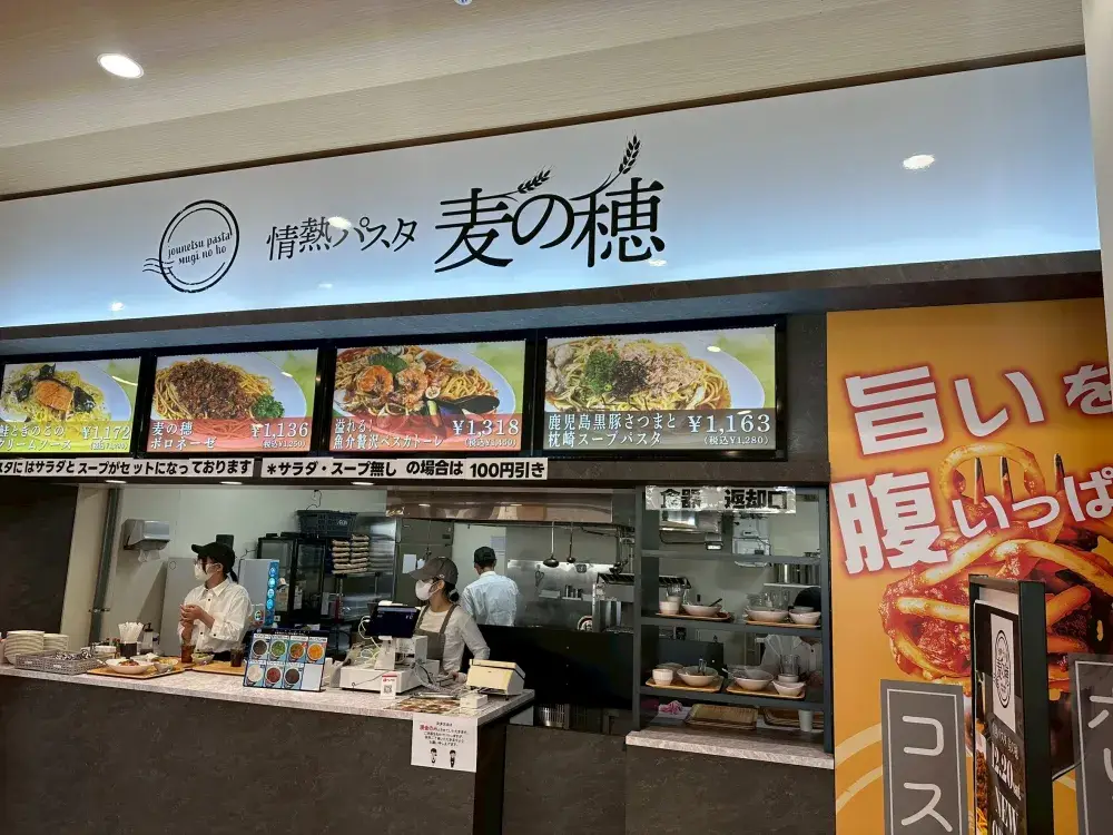 フードコートのパスタ店スタッフ