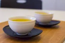 お茶市場内での早朝荷卸し作業