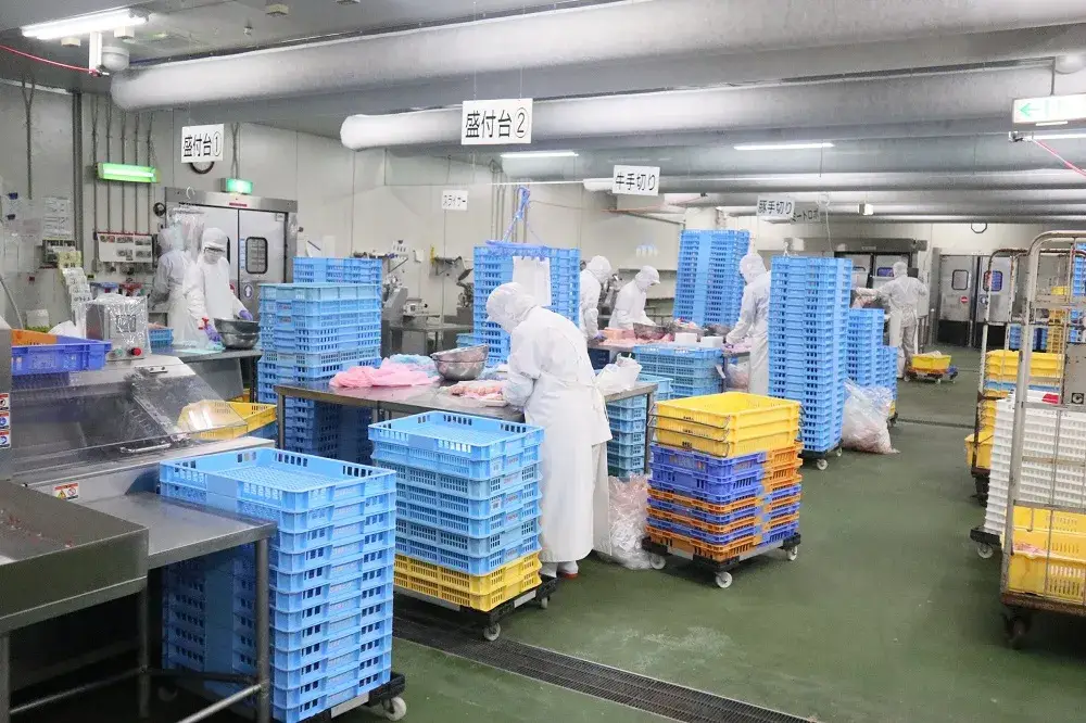 冷凍肉のカット・パック詰め