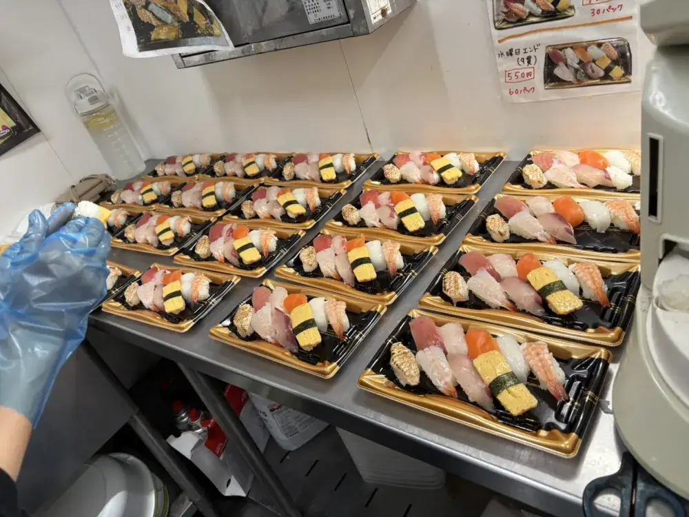 スーパー内での寿司製造スタッフ
