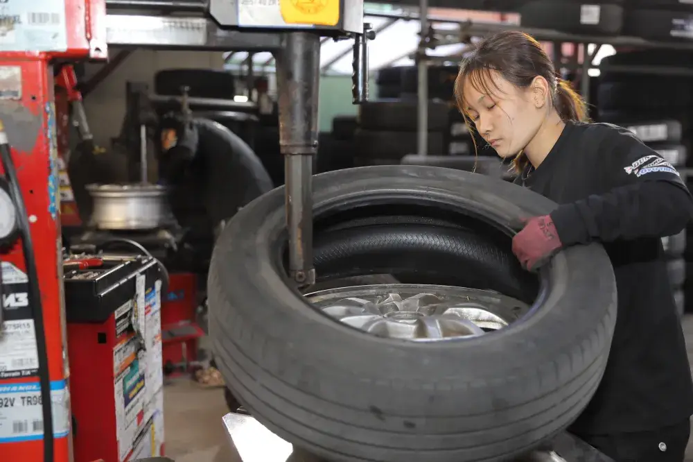 タイヤ専門店の店舗総合職