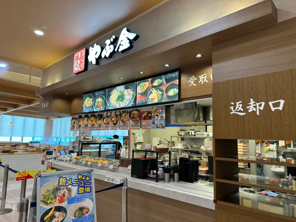 フードコート店舗での接客および調理スタッフ
