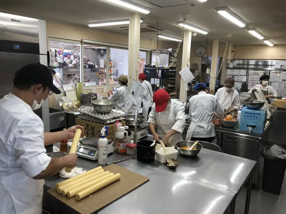 ケーキや焼き菓子の製造スタッフ
