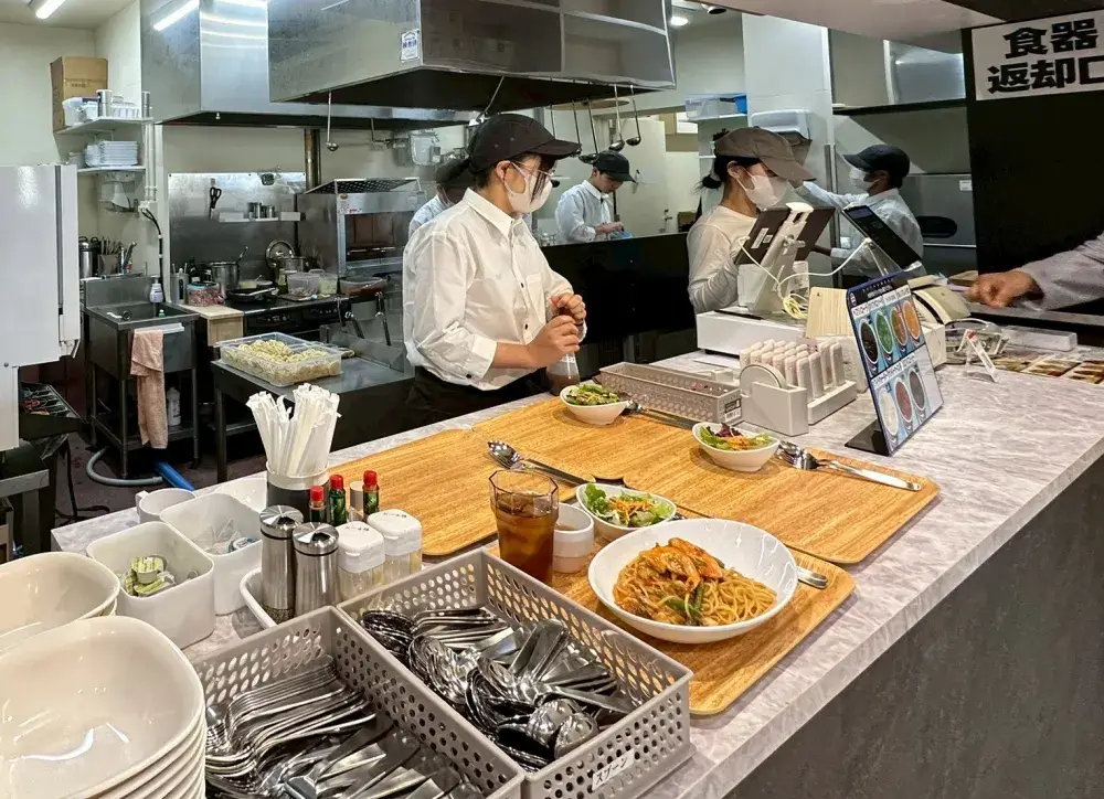 フードコートのパスタ店スタッフ