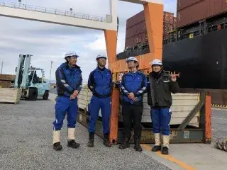 港で働く作業スタッフ/船内・コンテナ積み下ろし