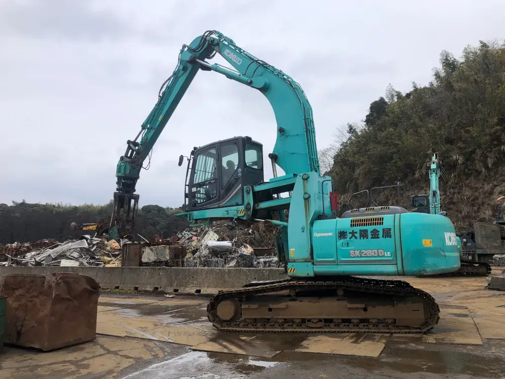 重機での鉄スクラップ仕分け作業