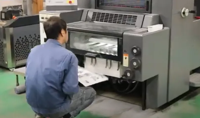 印刷工場の機械オペレーター
