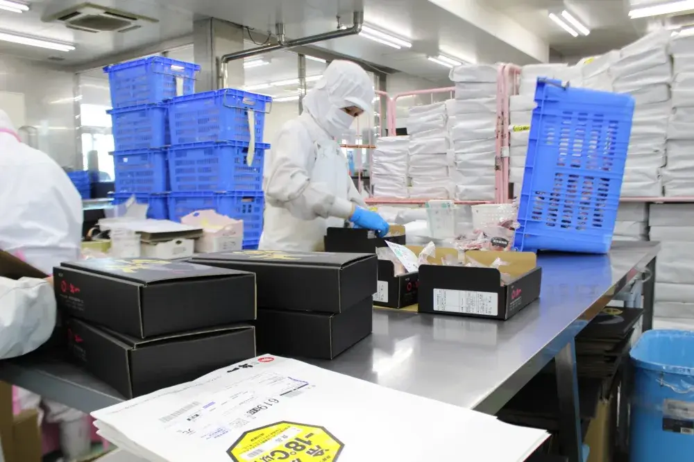 工場内ピッキングおよび袋詰めスタッフ